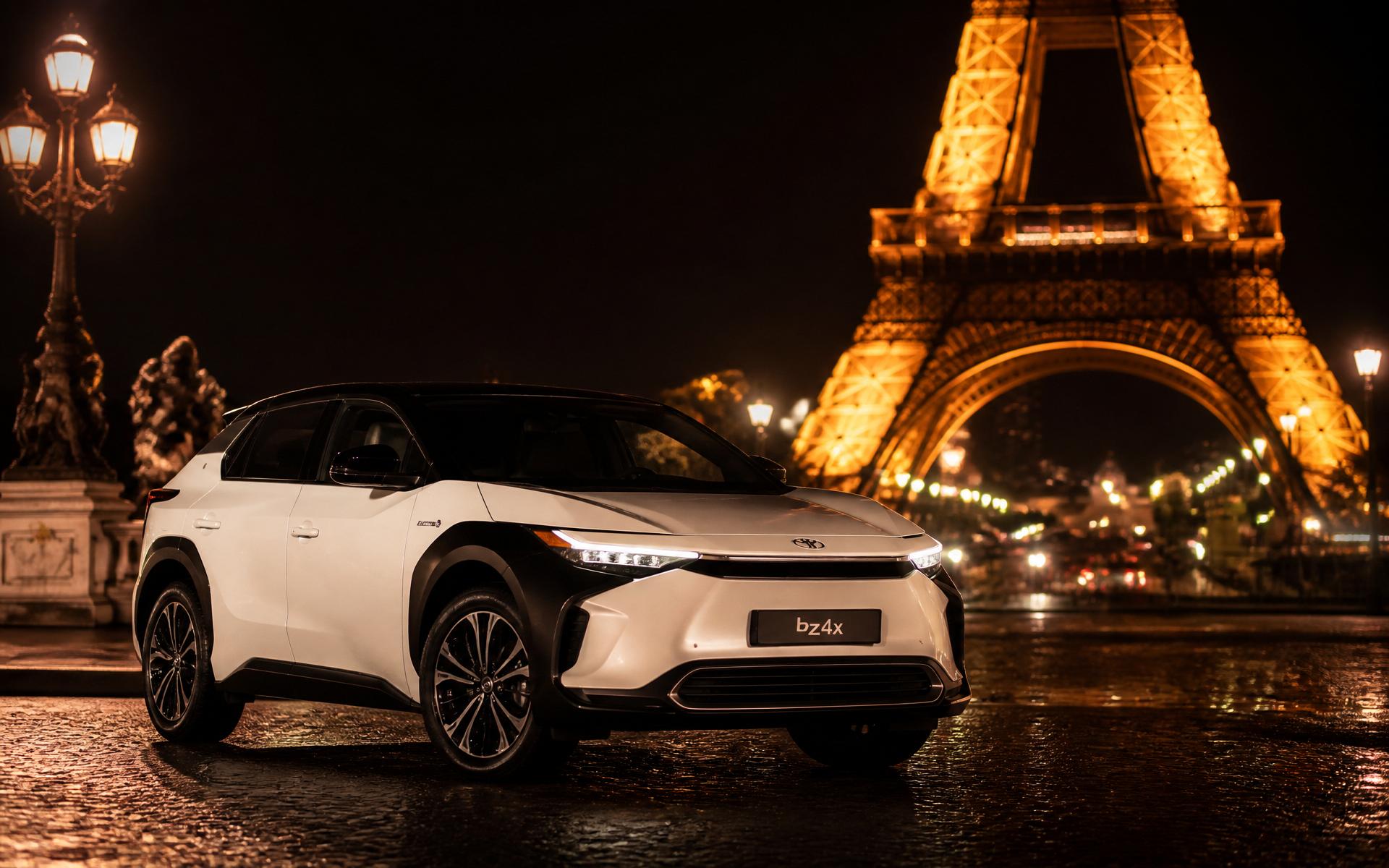 Toyota bZ4X blanche devant les monuments de Paris